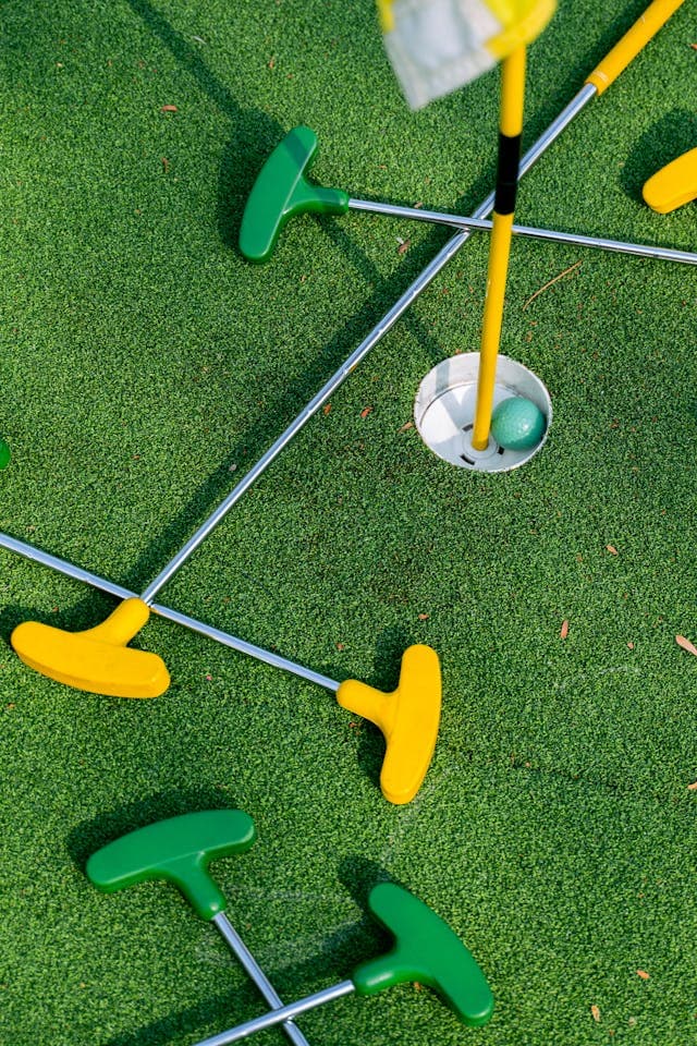 Mini golf equipment and course